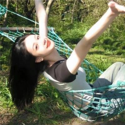 穿条纹衣的男孩